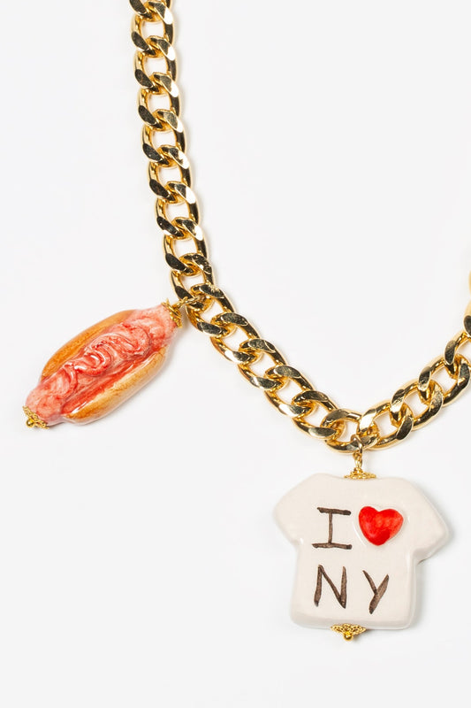 Detalle collar new york city sobre fondo blanco