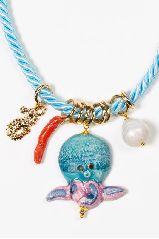 Detalle de pulpo esmaltado en tonos azul y rosa.