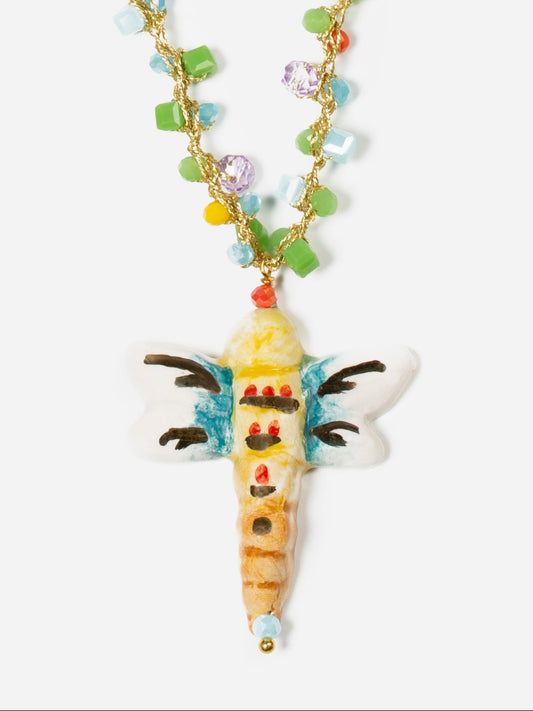 Collar largo de cuentas multicolor en tonos pastel con dije de libélula esmaltada. Fondo blanco. Cashfana.