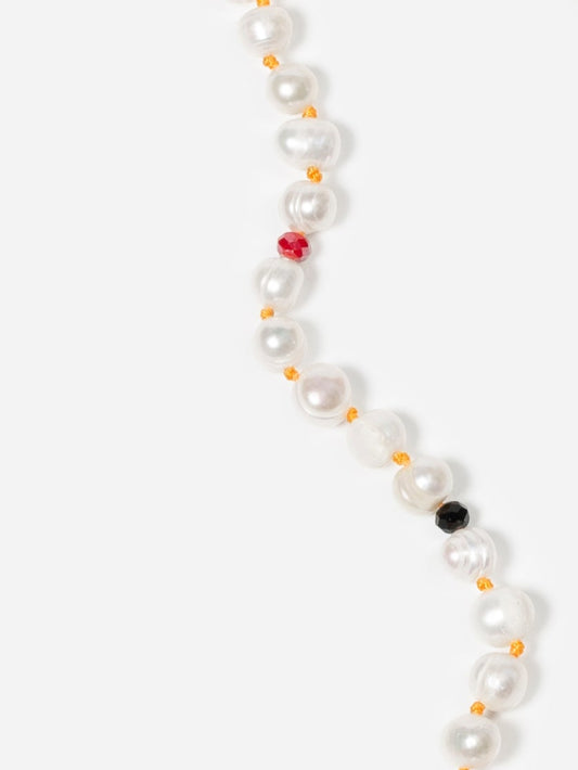 detalle Collar long bubble naranjito sobre fondo blanco