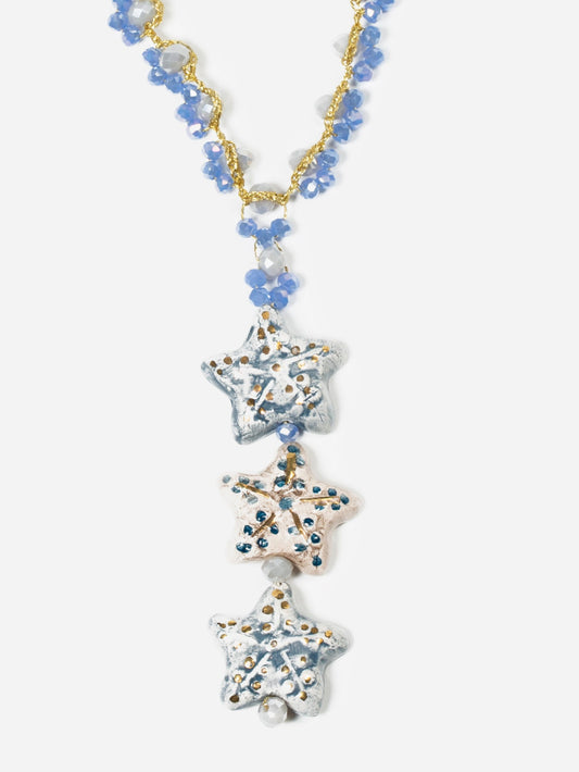 Tres estrellas de cerámica pintadas a mano en azul pastel, blanco con puntos oscuros y azul hielo. Cashfana. Piccollo Stelle.