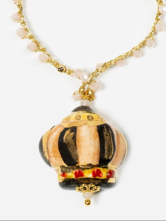 Detalle collar gaspar sobre fondo blanco. cashfana