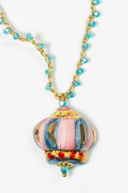 detalle de collar melchor sobre fondo blanco