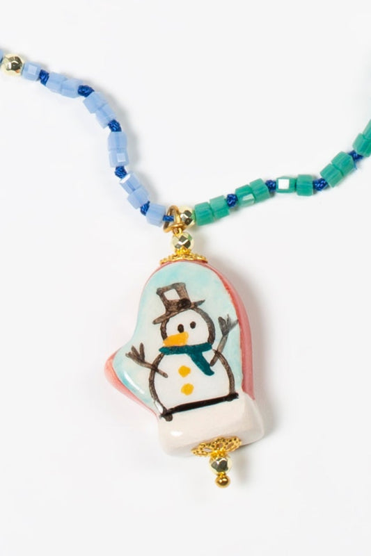 detalle de Collar snowman sobre fondo blanco