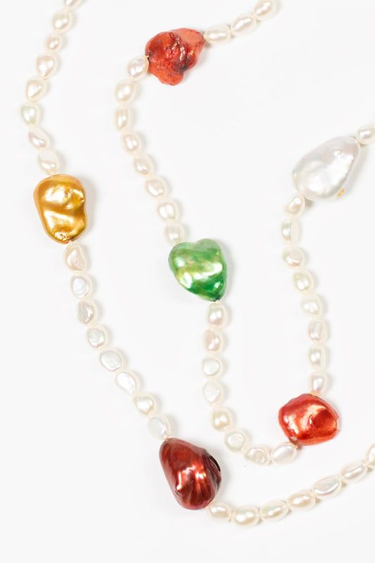 collar classic sobre fondo blanco detalle