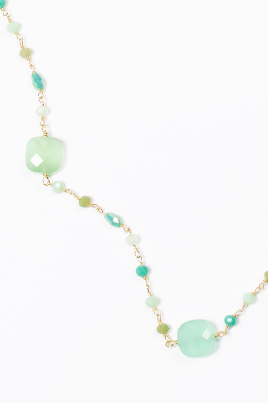 detalle collar verde sobre fondo blanco