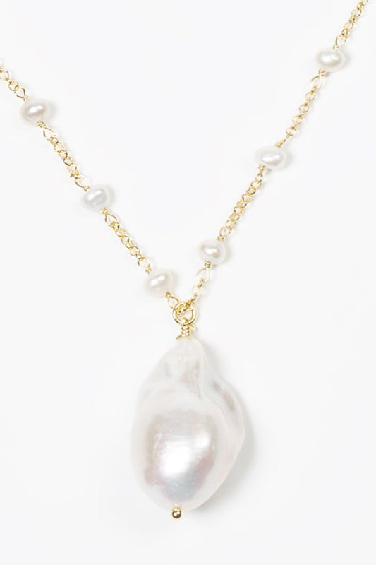 detalle Singola perla sobre fondo blanco