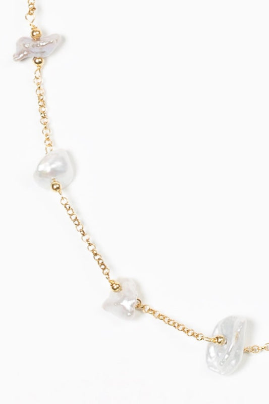 Detalle Collar bonito sobre fondo blanco