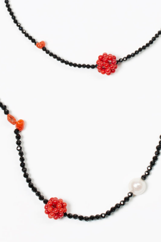 Collar noche sobre fondo blanco detalle. cashfana