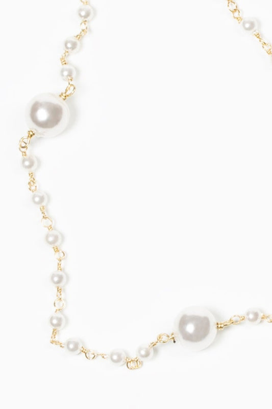 detalle Collar perlitas sobre fondo blanco. cashfana