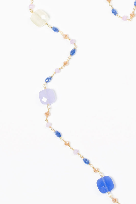 Detalle de collar lila sobre fondo blanco