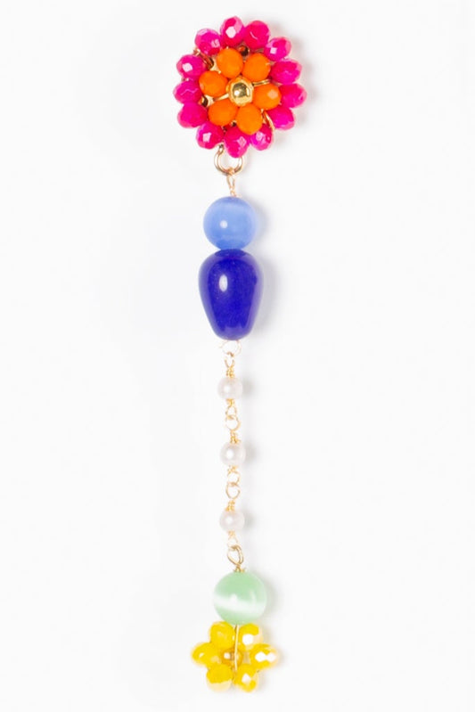 detalle pendientes peonias sobre fondo blanco