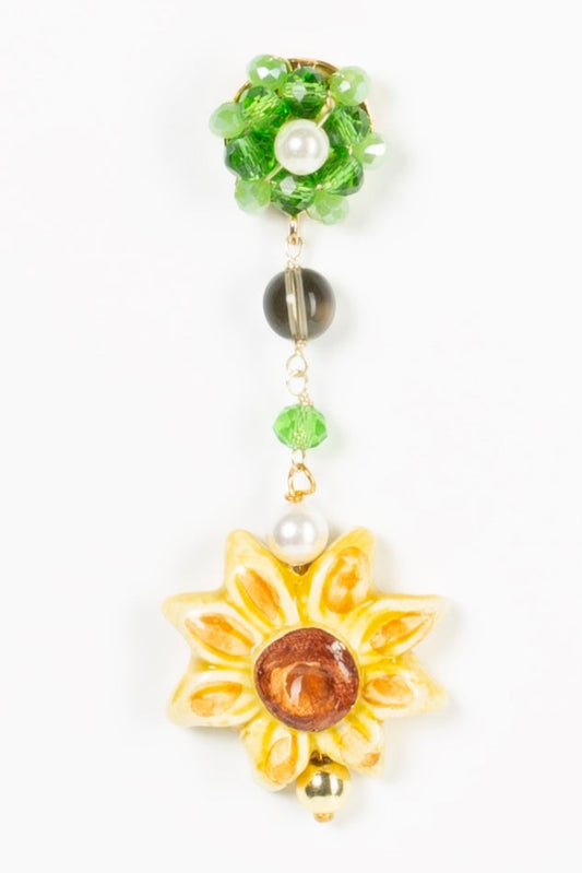 detalle Pendientes girasol sobre fondo blanco