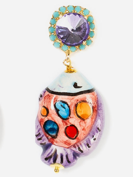 Pendientes pececito de cerámica esmaltada pintados a mano, con base de cristal lavanda y detalles en colores vivos.