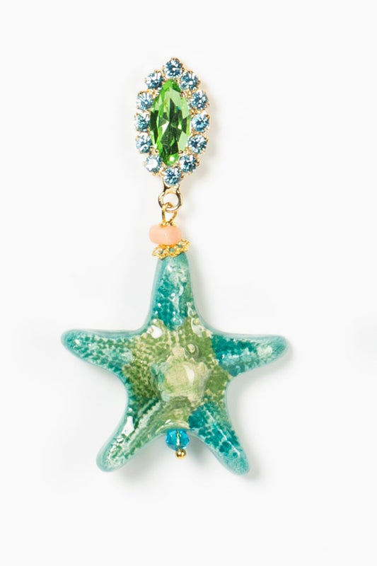 Pendientes con forma de estrella de mar en tonos verdes y turquesa de cerámica, colgantes de una base de cristal verde rodeado de piedras azul zafiro.