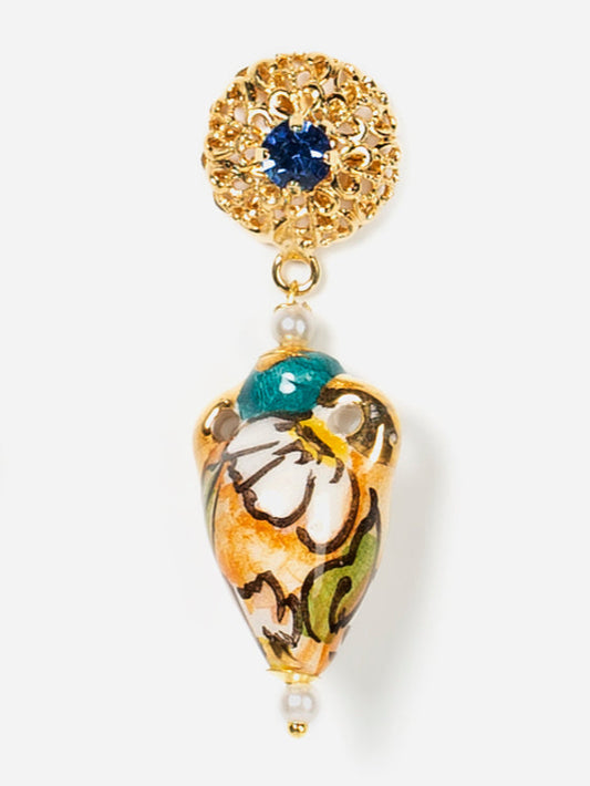 detalle Pendientes anfora sobre fondo blanco