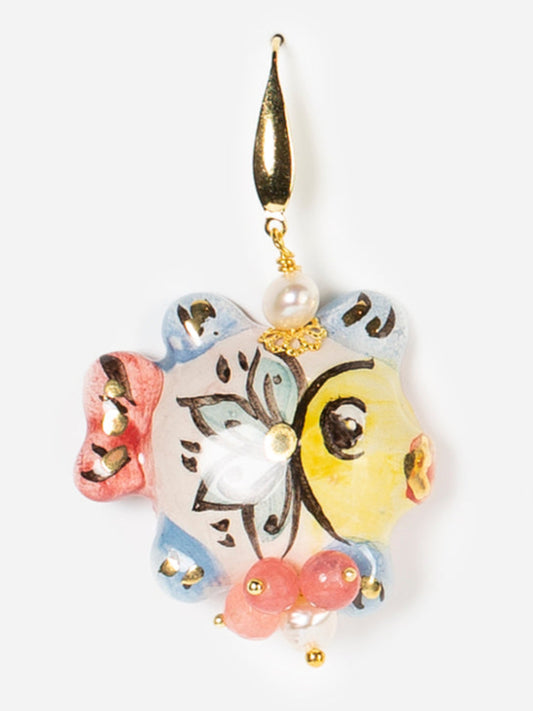 Pendientes artesanales en forma de pez, esmaltados a mano en tonos rosa, amarillo y azul con detalles florales.