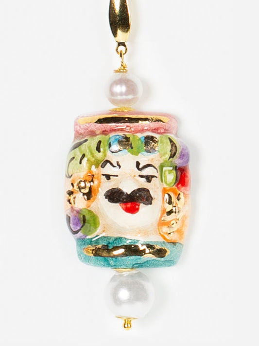 Pendientes esmaltados con bustos sicilianos masculino y femenino, detalles florales y perla colgante.