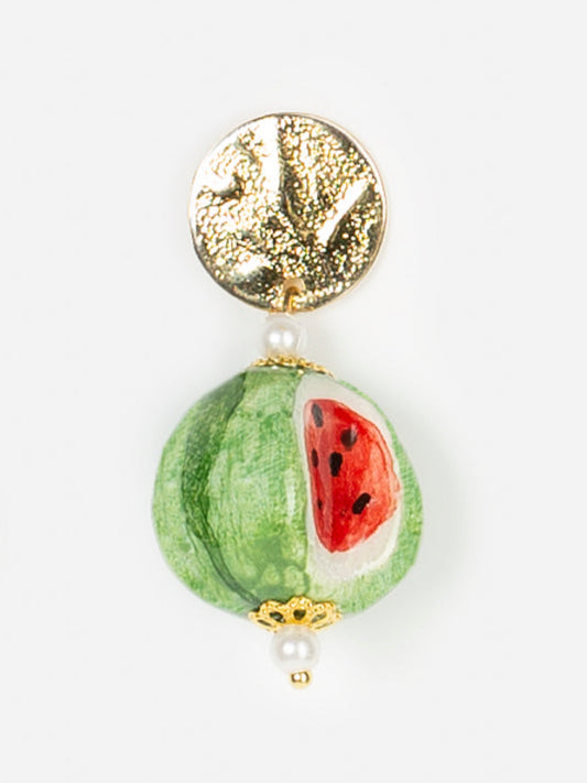 Pendientes con disco dorado y colgante de cerámica con diseño de sandía pintada a mano sobre fondo blanco.