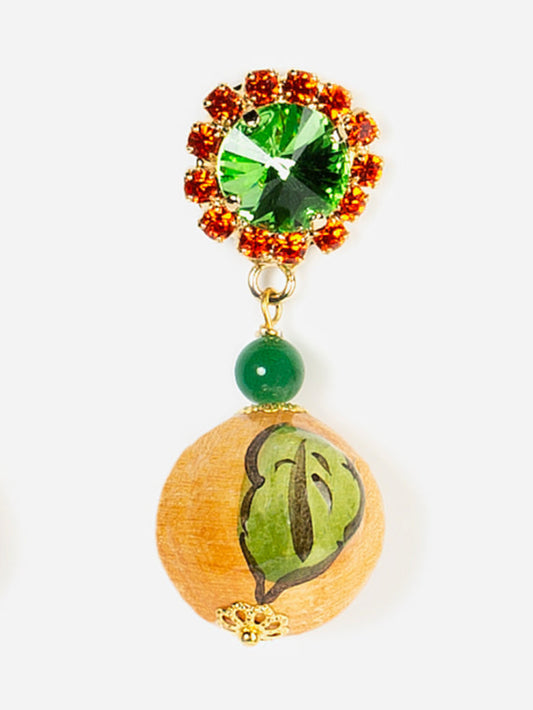 Detalle pendientes arancias de cerámica sobre fondo blanco