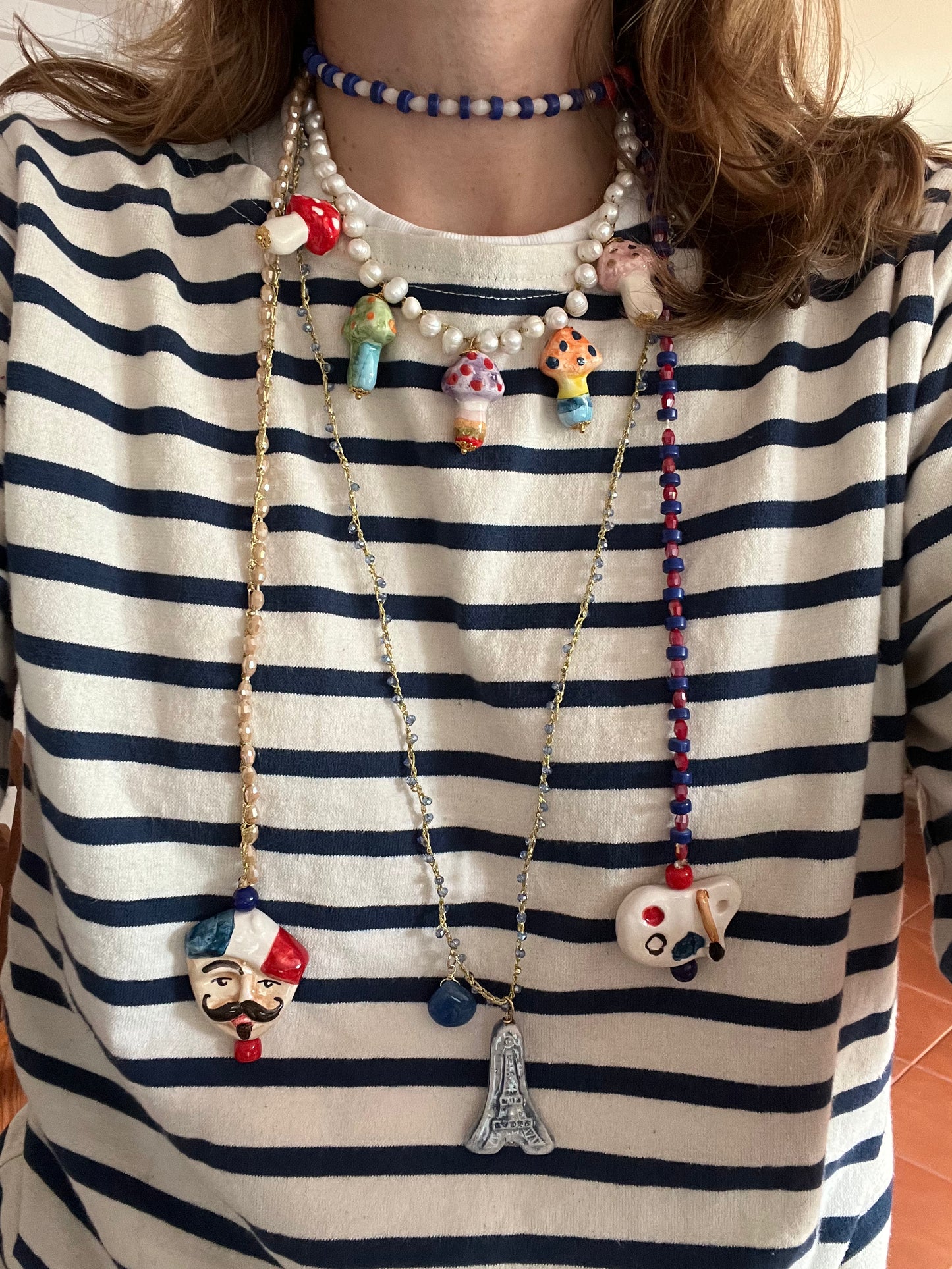 collar pintor combinado con los demás collares de la colección