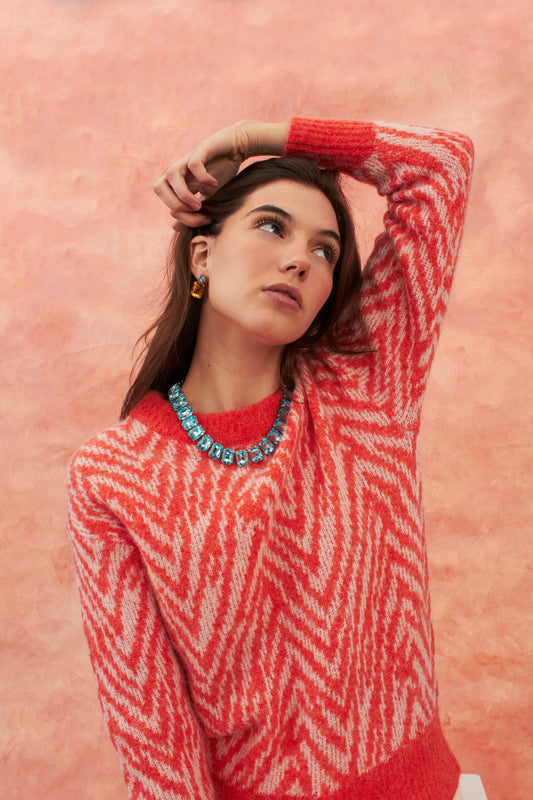 Pendientes con piedras grandes en colores contrastados: ámbar y azul, verde y rojo. Combinado con uno de nuestro collares.