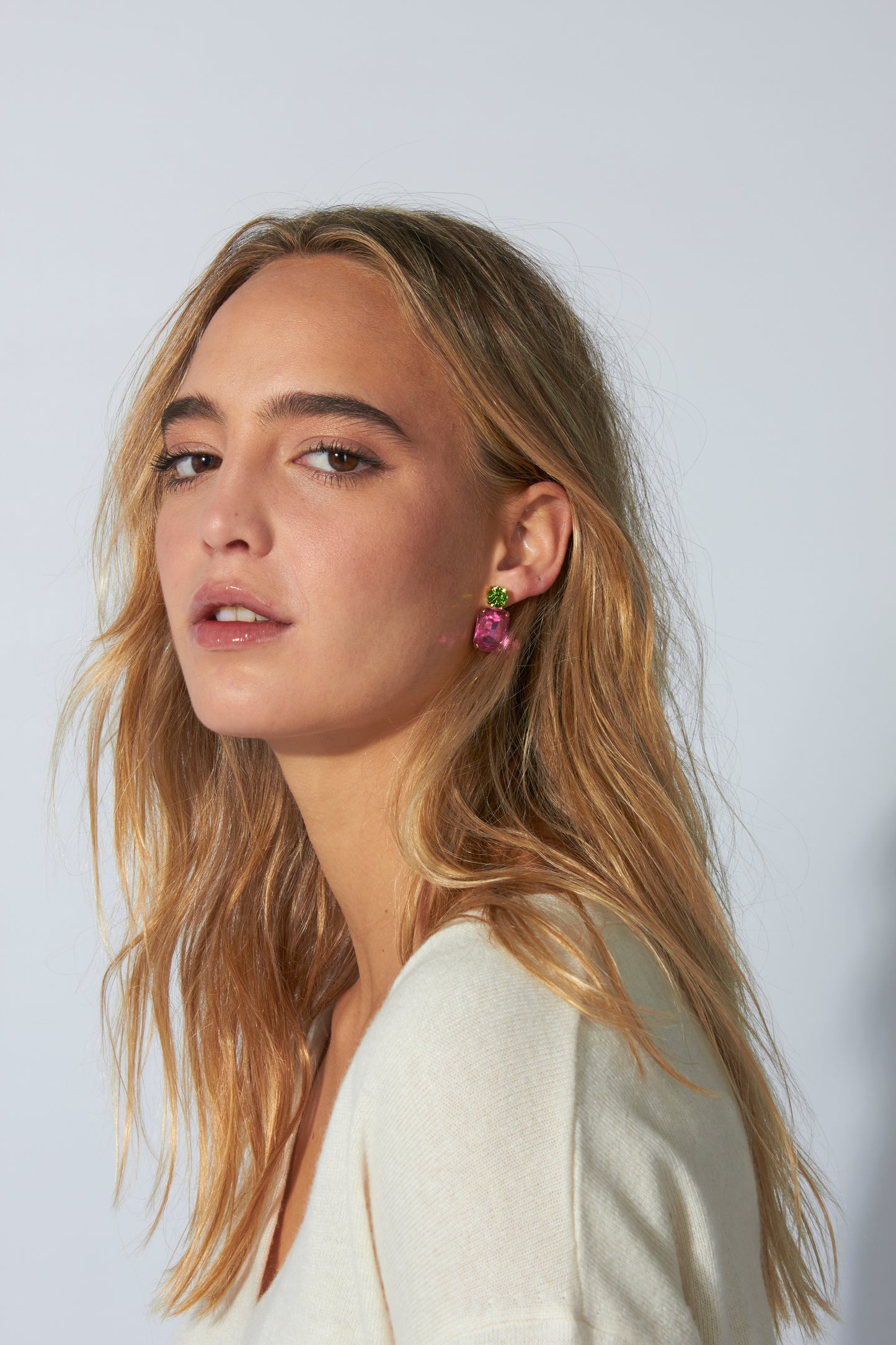 Pendientes colgantes con cristales rectangulares en rosa y azul, combinados con piedras redondas en verde y ámbar.