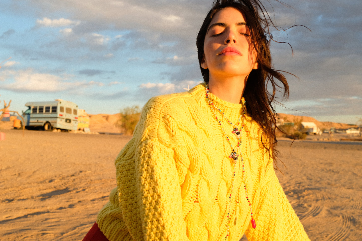 Collar largo multicolor con cuentas de vidrio, figura central de cerámica artesanal con rostro siciliano y dije colgante en forma de cuerno rojo.
Combinado con jersey amarillo.