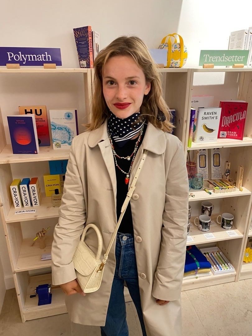 Collar frutasCollar largo con cuentas verdes y rojas y colgante esmaltado en forma de fresa y cierre con perla, combinado con jersey negro y fos vueltas al cuello. Cashfana.