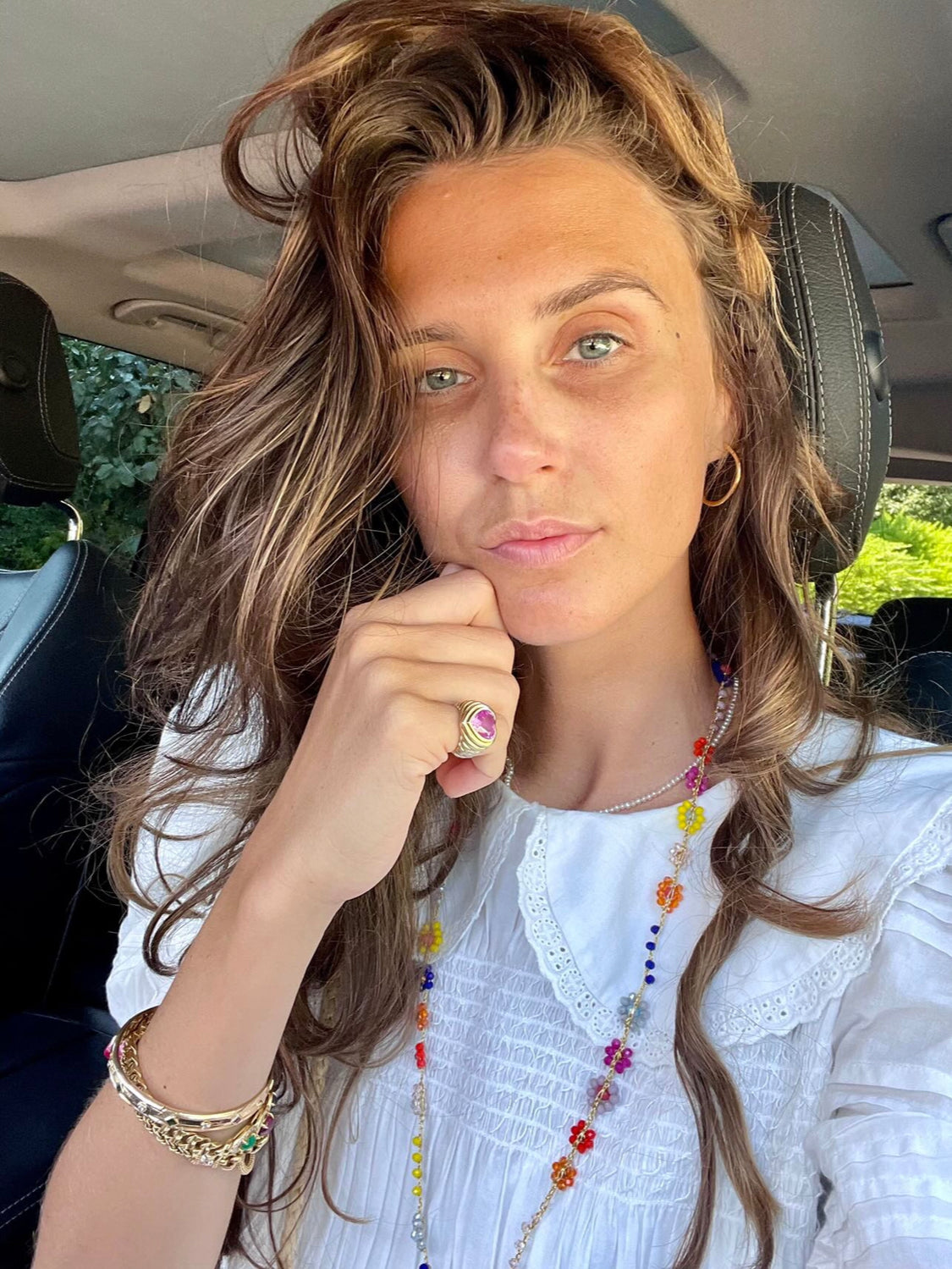 Collar Collar corto con flores de cuentas en tonos azul eléctrico, fucsia, rojo, coral, amarillo girasol, lavanda y celeste, intercaladas con cuentas facetadas de colores, sobre modelo. Cashfana.