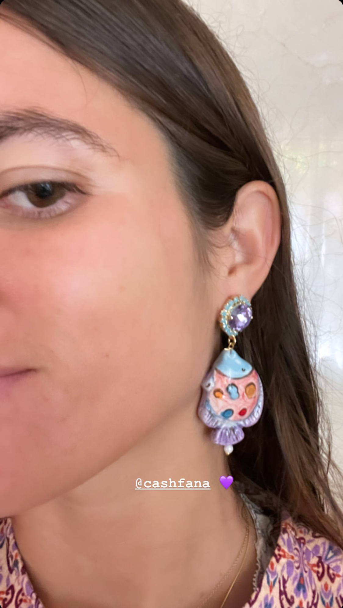 Pendientes pececito de cerámica esmaltada pintados a mano, con base de cristal lavanda y detalles en colores vivos.