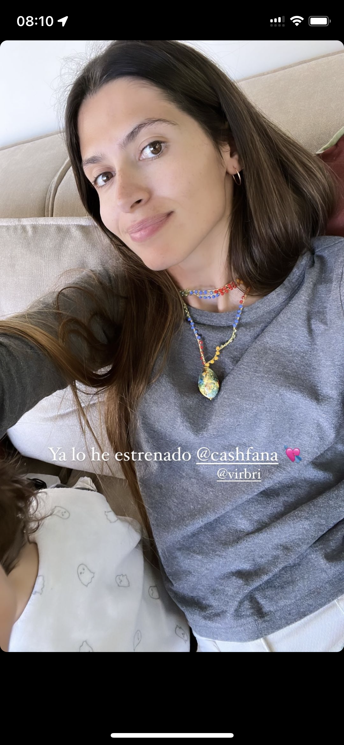 Collar con cuentas de colores vivos y colgante en forma de huevo pintado a mano. Diseño artesanal y único de Cashfana. Combinado con jersey gris y doble vuelta al cuello.