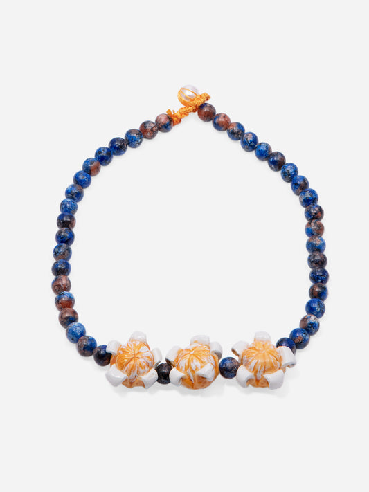 MANDARINO, COLLAR CORTO CON PIEDRAS AZULES Y MANDARINAS DE CERÁMICA