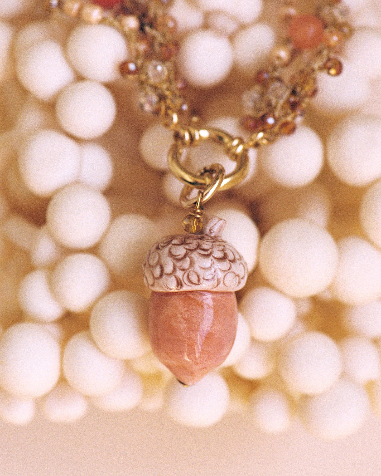 MULTI-EDGE ACORN, MEDIUM NECKLACE WITH TRIPLE CROCHET CHAIN AND ACORN-SHAPED CERAMIC PIECE