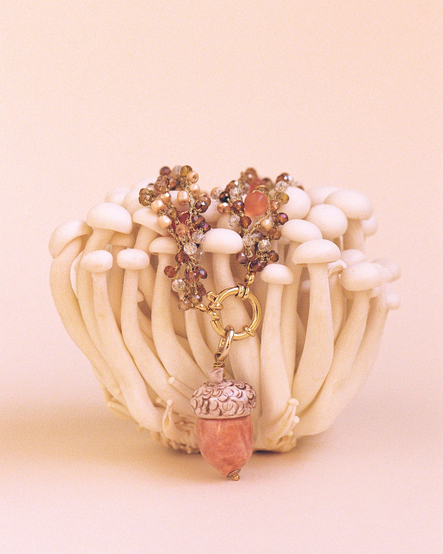 MULTI-EDGE ACORN, MEDIUM NECKLACE WITH TRIPLE CROCHET CHAIN AND ACORN-SHAPED CERAMIC PIECE