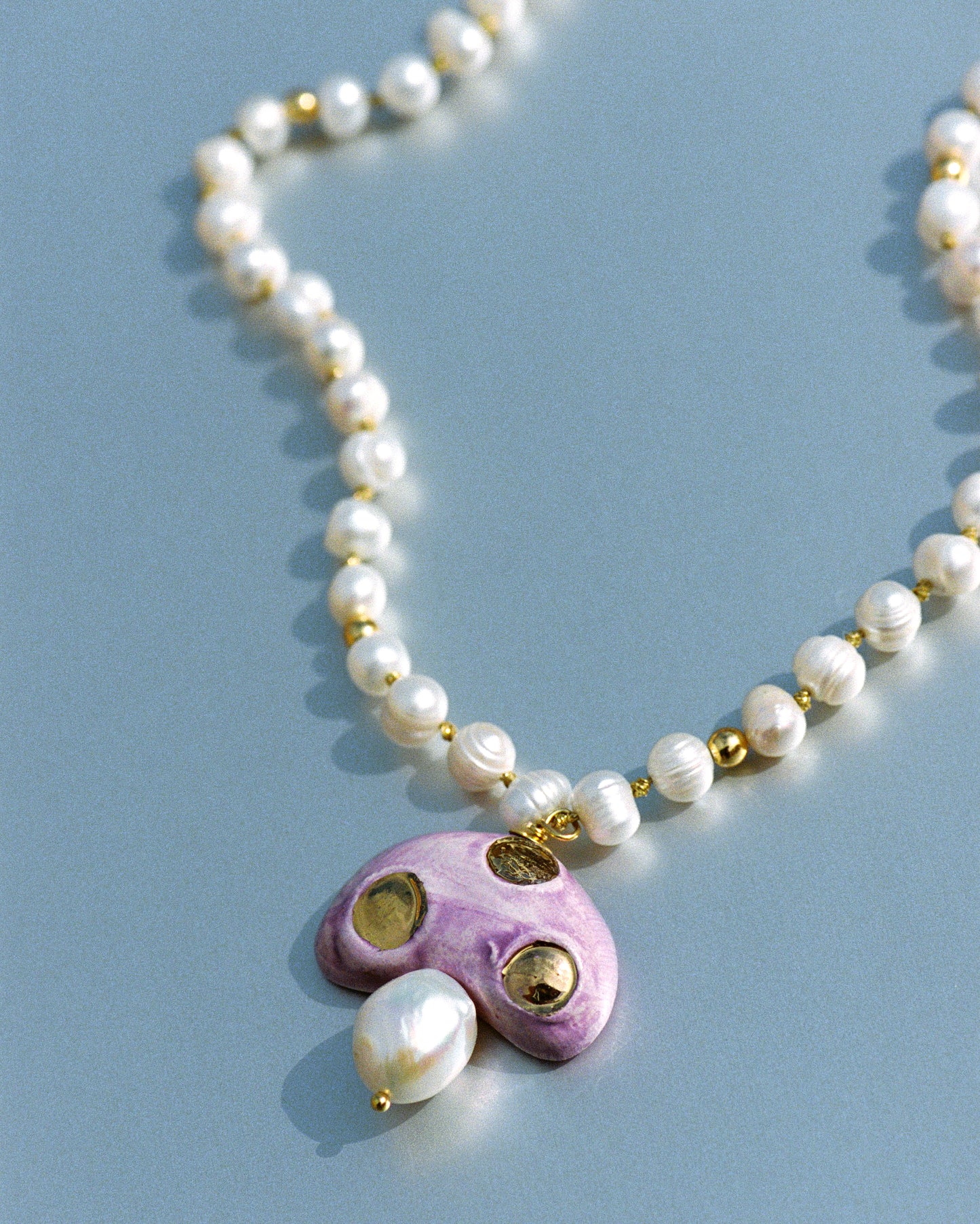 CHAMPI LILA, SHORT PEARL NECKLACE WITH LILAC MUSHROOM PENDANT