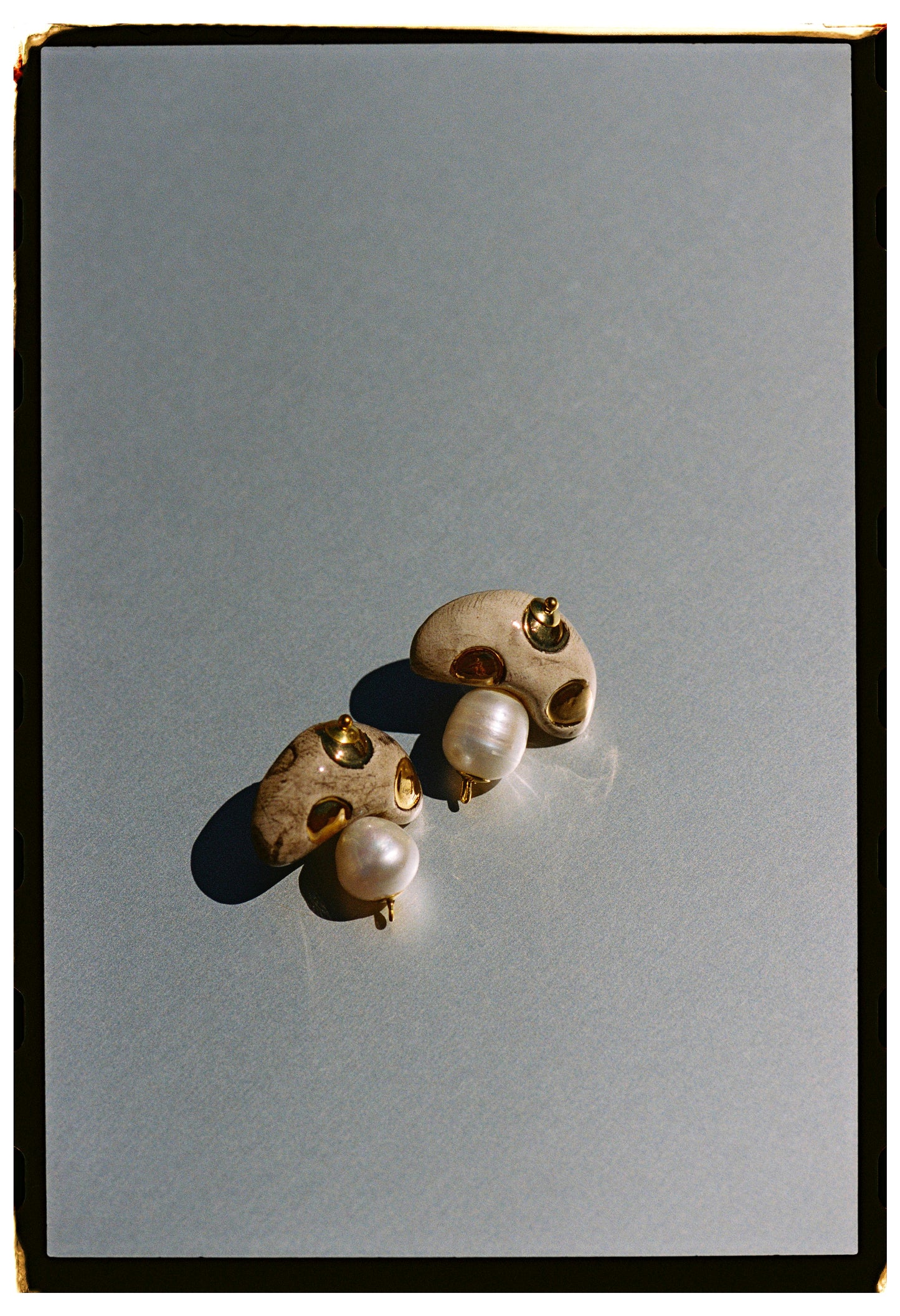 MINI CHAMPI TOPO, BROWN MUSHROOM-SHAPED CERAMIC EARRINGS