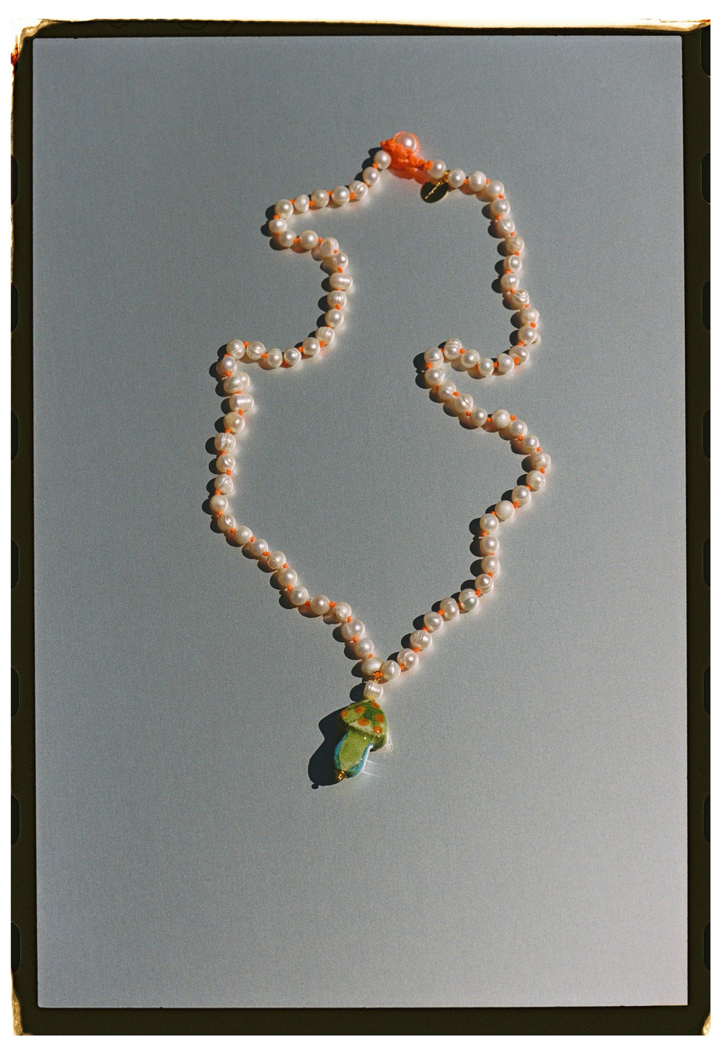 FUNGHI VERDE, LONG PEARL NECKLACE WITH MUSHROOM-SHAPED CERAMICS IN GREEN