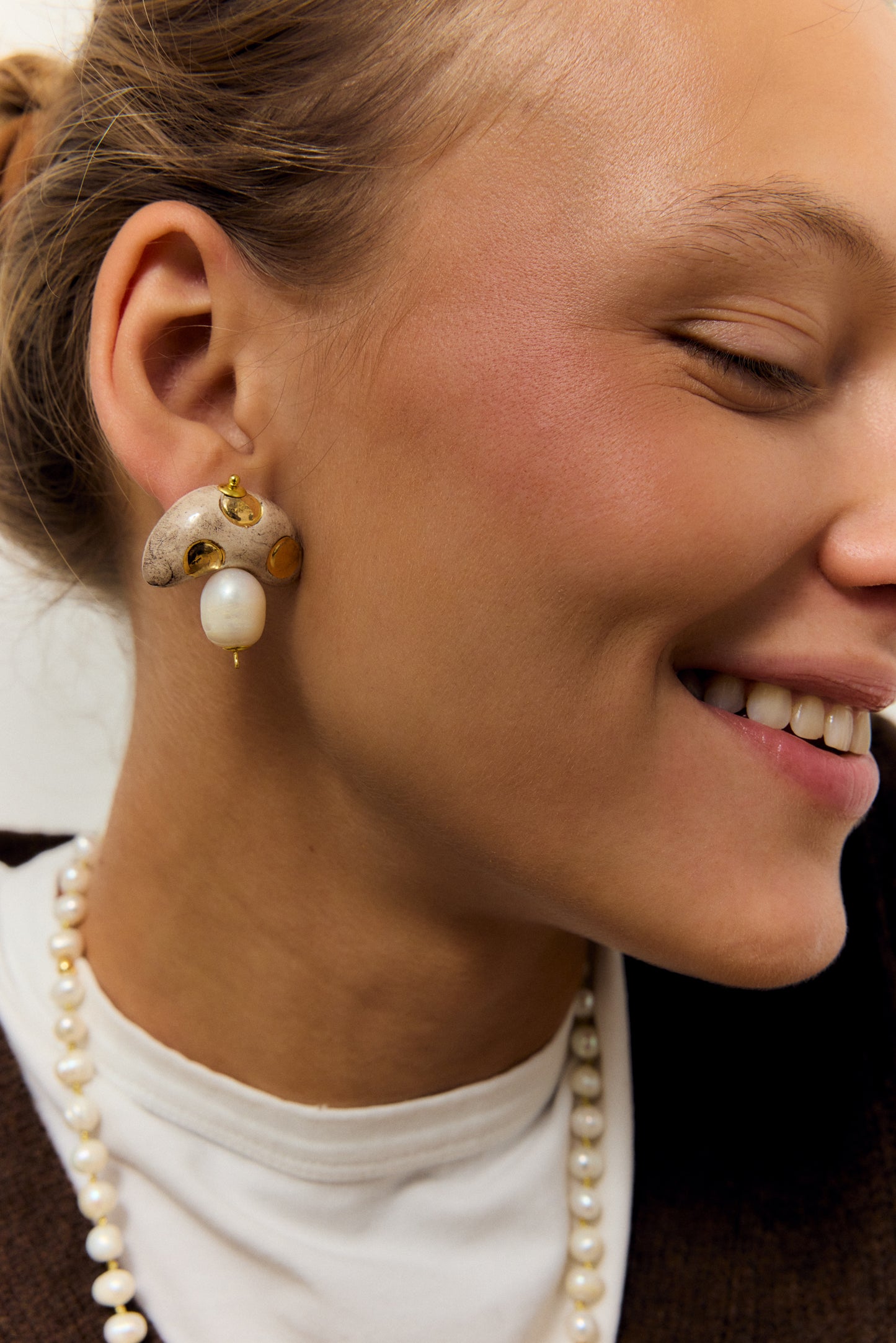 MINI CHAMPI TOPO, BROWN MUSHROOM-SHAPED CERAMIC EARRINGS