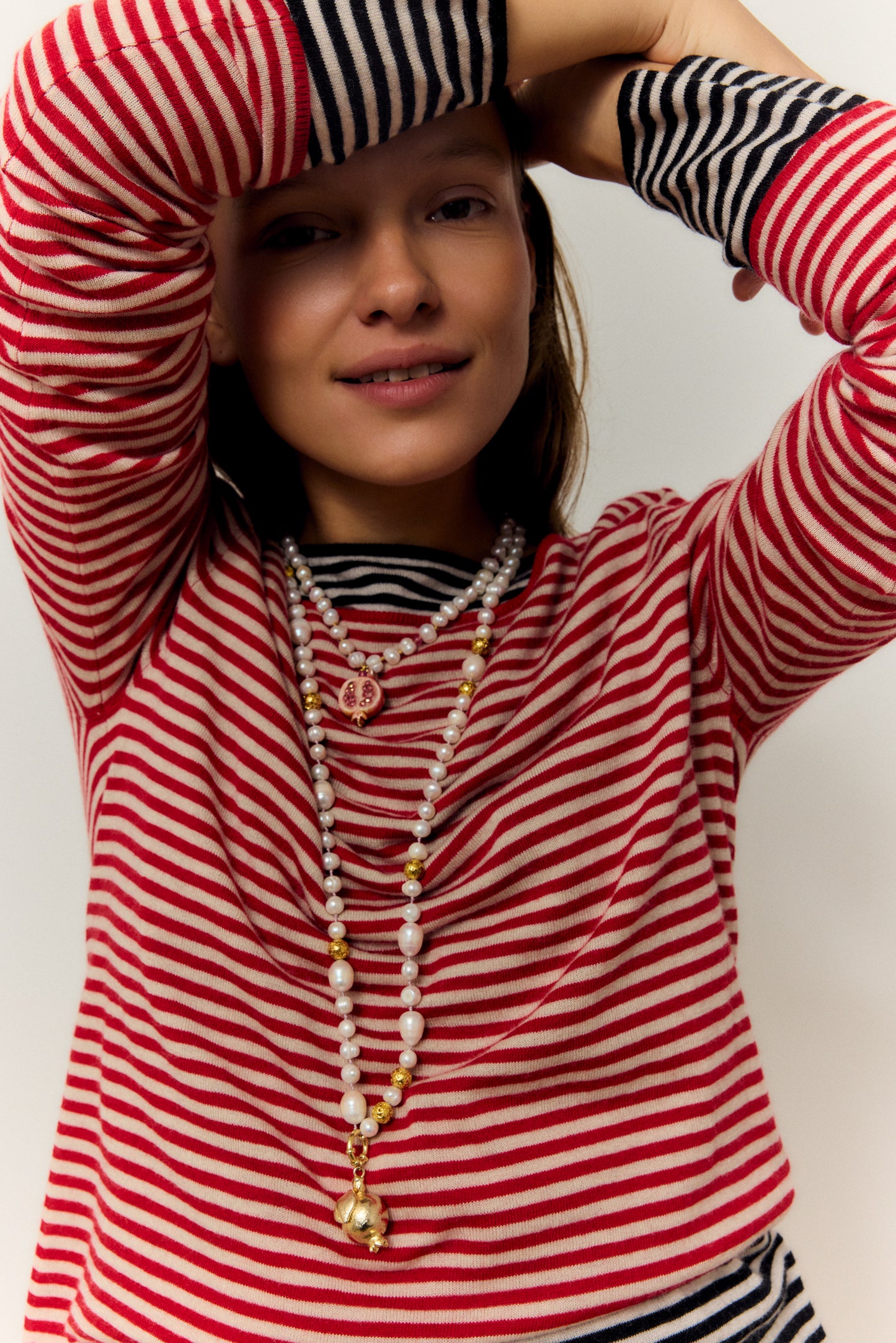 MEDIA GRANADA, SHORT PEARL NECKLACE WITH A PIECE OF CERAMIC IN THE SHAPE OF A HALF POMEGRANATE