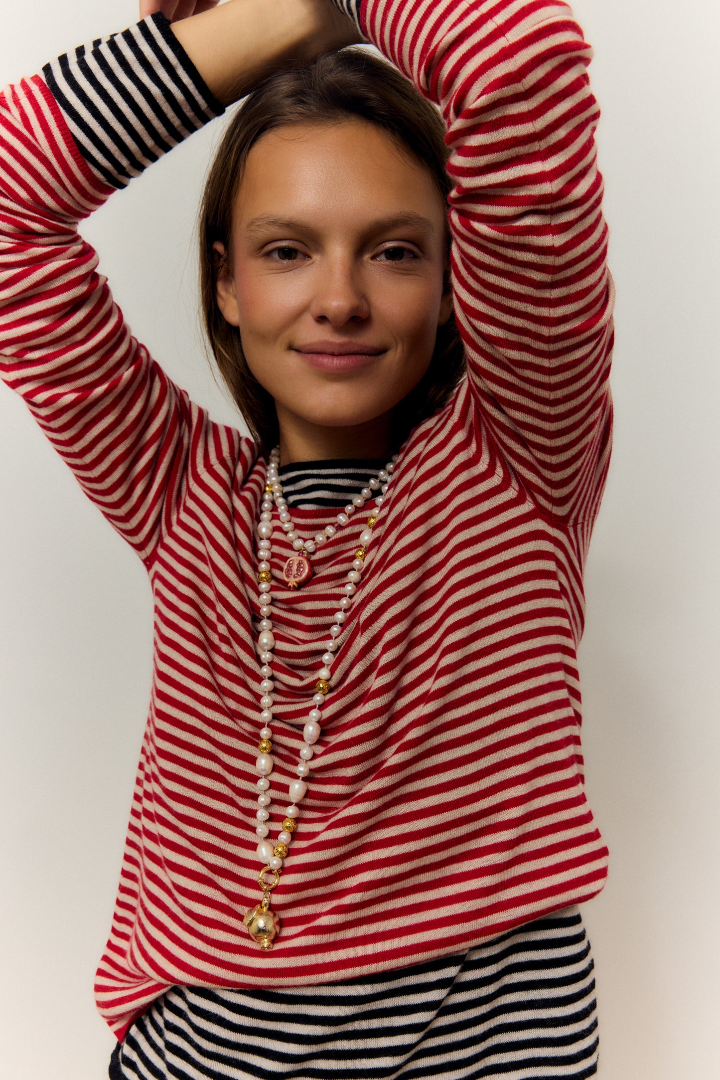 MEDIA GRANADA, SHORT PEARL NECKLACE WITH A PIECE OF CERAMIC IN THE SHAPE OF A HALF POMEGRANATE