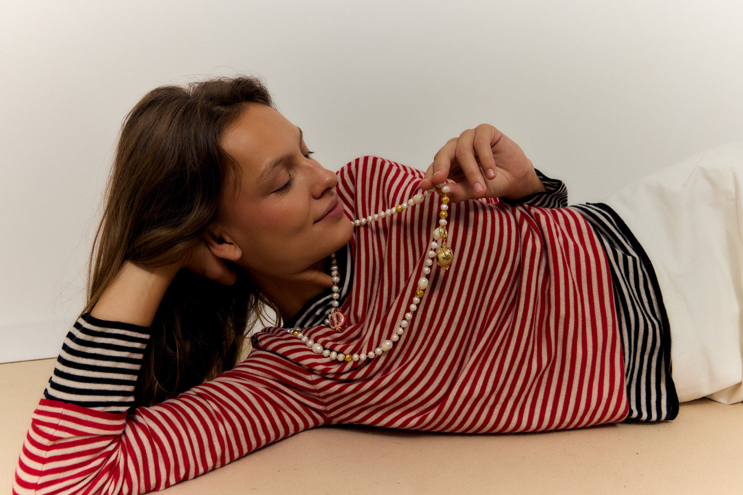 GRANADA DORADA, LONG PEARL NECKLACE WITH BRONZE PIECE IN THE SHAPE OF A GRENADE