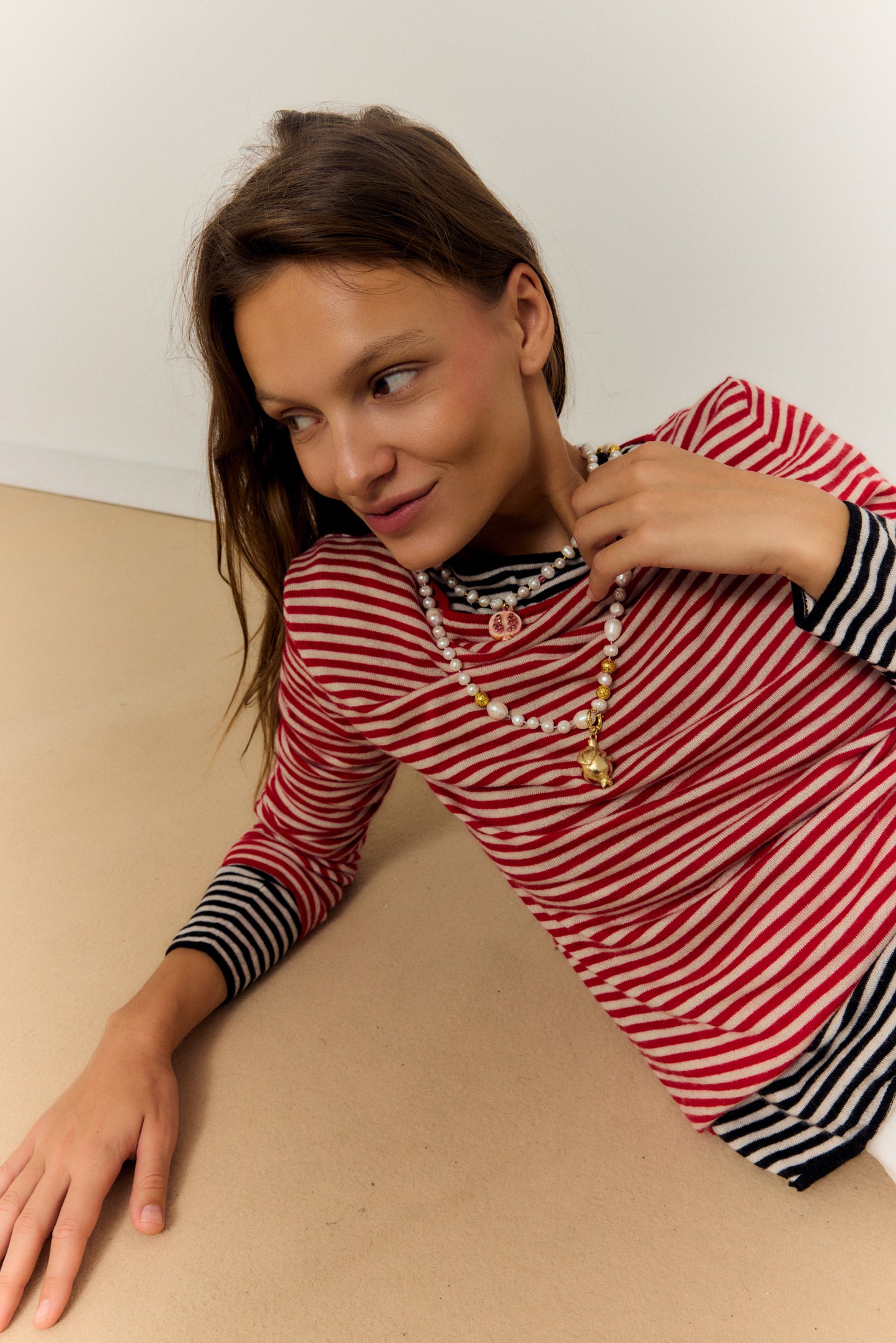 MEDIA GRANADA, SHORT PEARL NECKLACE WITH A PIECE OF CERAMIC IN THE SHAPE OF A HALF POMEGRANATE