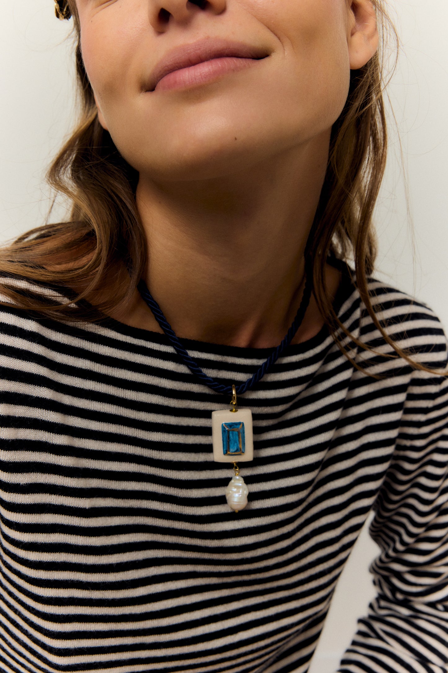 GEMA MARINERO, COLLAR DE CORDÓN CON PIEZA DE CERÁMICA RECTANGULAR