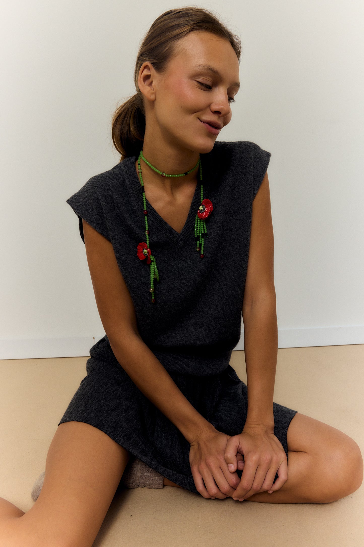 COLLAR MEDIA AMAPOLA, COLLAR LARGO CON CERÁMICAS EN FORMA DE MEDIA AMAPOLA