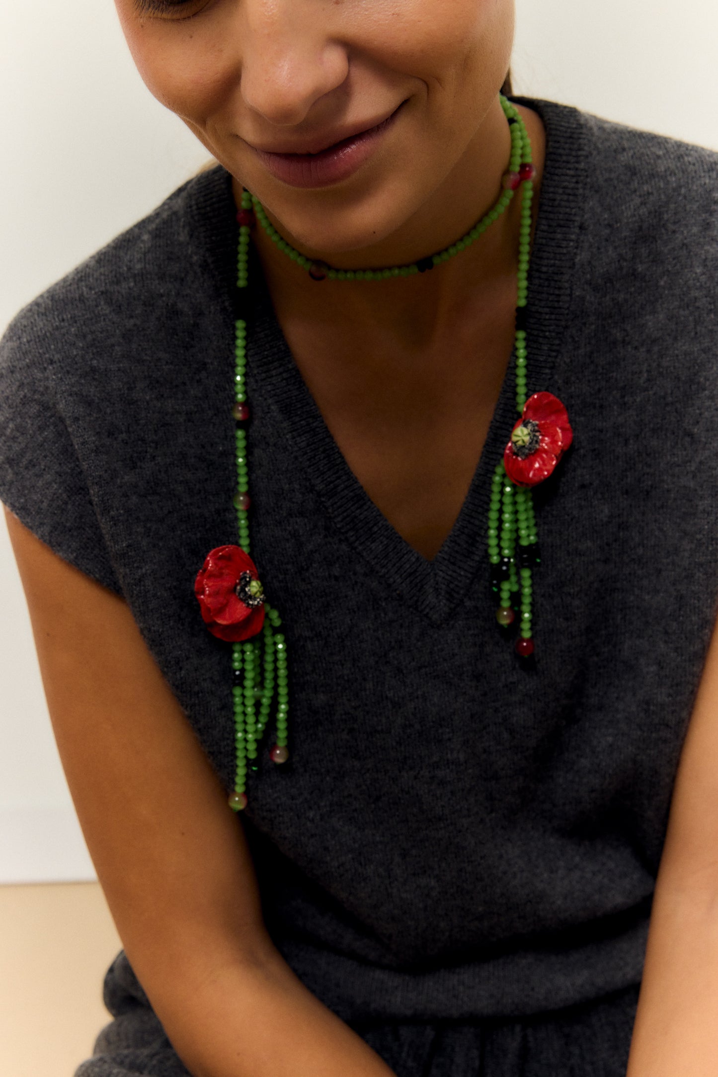 COLLAR MEDIA AMAPOLA, COLLAR LARGO CON CERÁMICAS EN FORMA DE MEDIA AMAPOLA