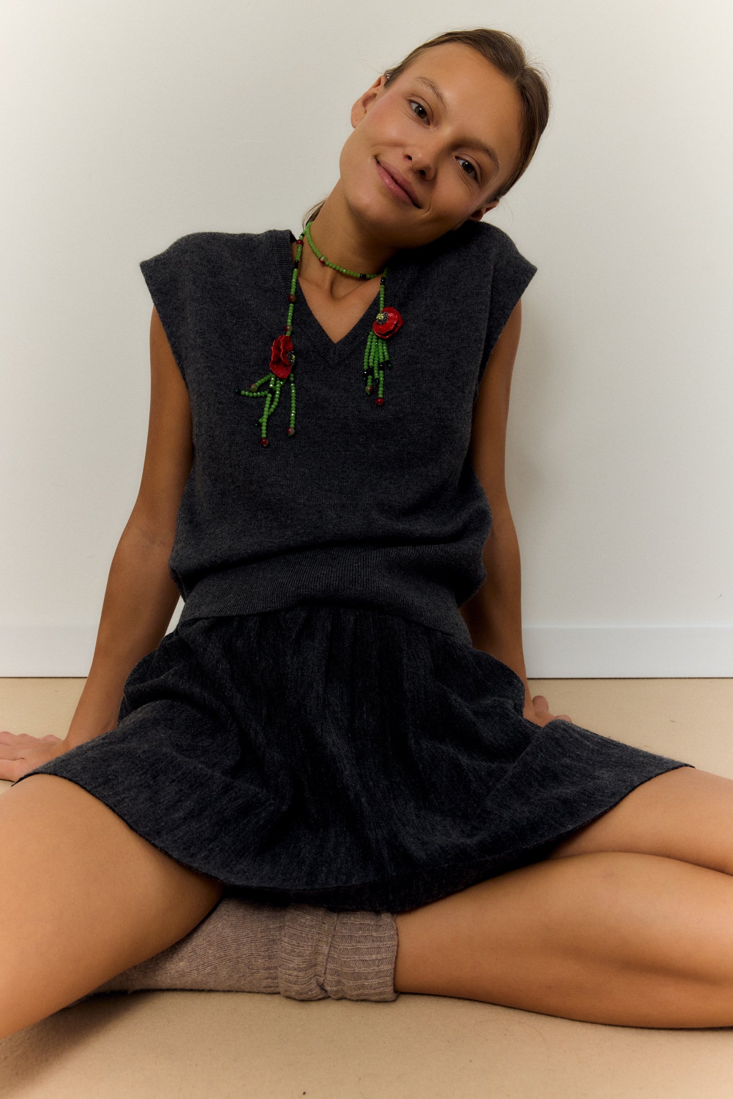 COLLAR MEDIA AMAPOLA, COLLAR LARGO CON CERÁMICAS EN FORMA DE MEDIA AMAPOLA