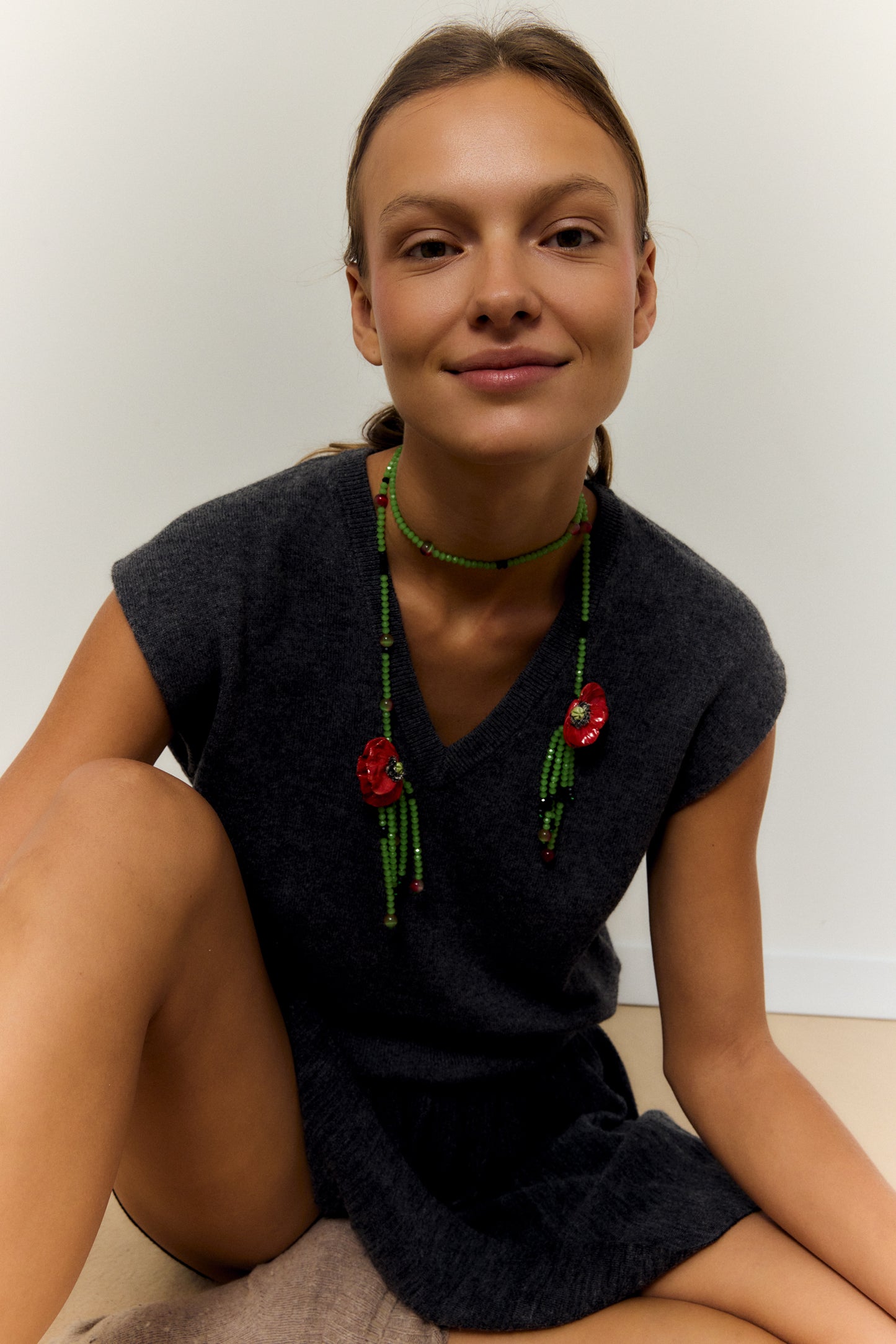 COLLAR MEDIA AMAPOLA, COLLAR LARGO CON CERÁMICAS EN FORMA DE MEDIA AMAPOLA