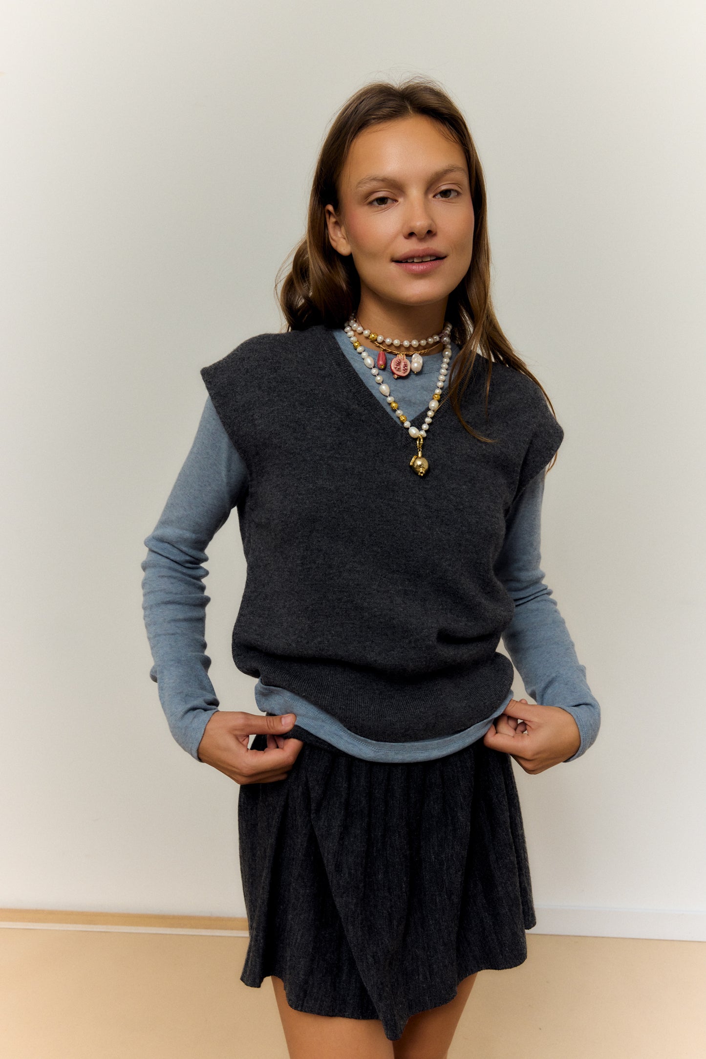 GARGANTILLA GRANADA, NECKLACE WITH MAGNETIC CHAIN ​​AND PIECE OF CERAMIC IN THE SHAPE OF A GRENADE