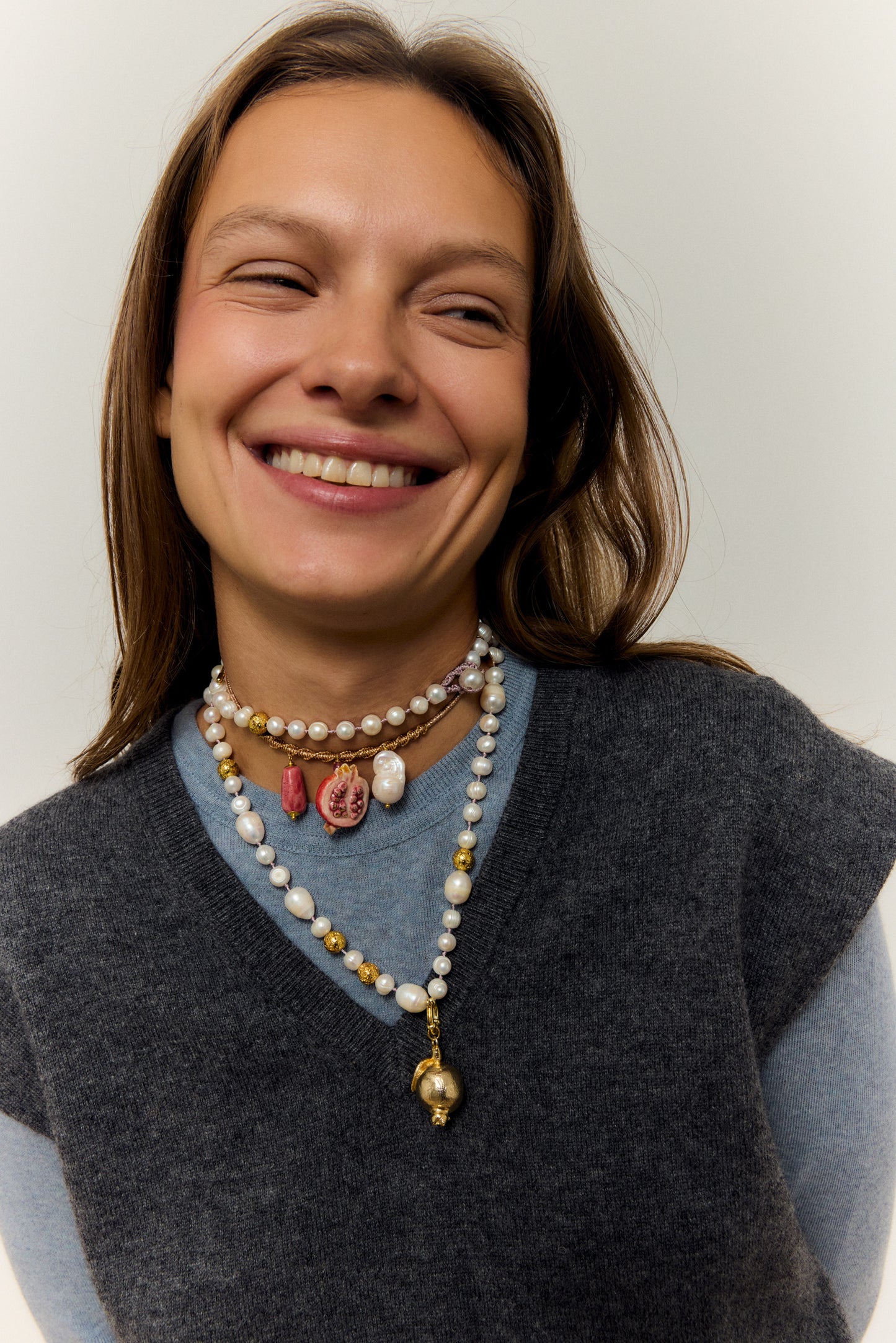 GARGANTILLA GRANADA, NECKLACE WITH MAGNETIC CHAIN ​​AND PIECE OF CERAMIC IN THE SHAPE OF A GRENADE